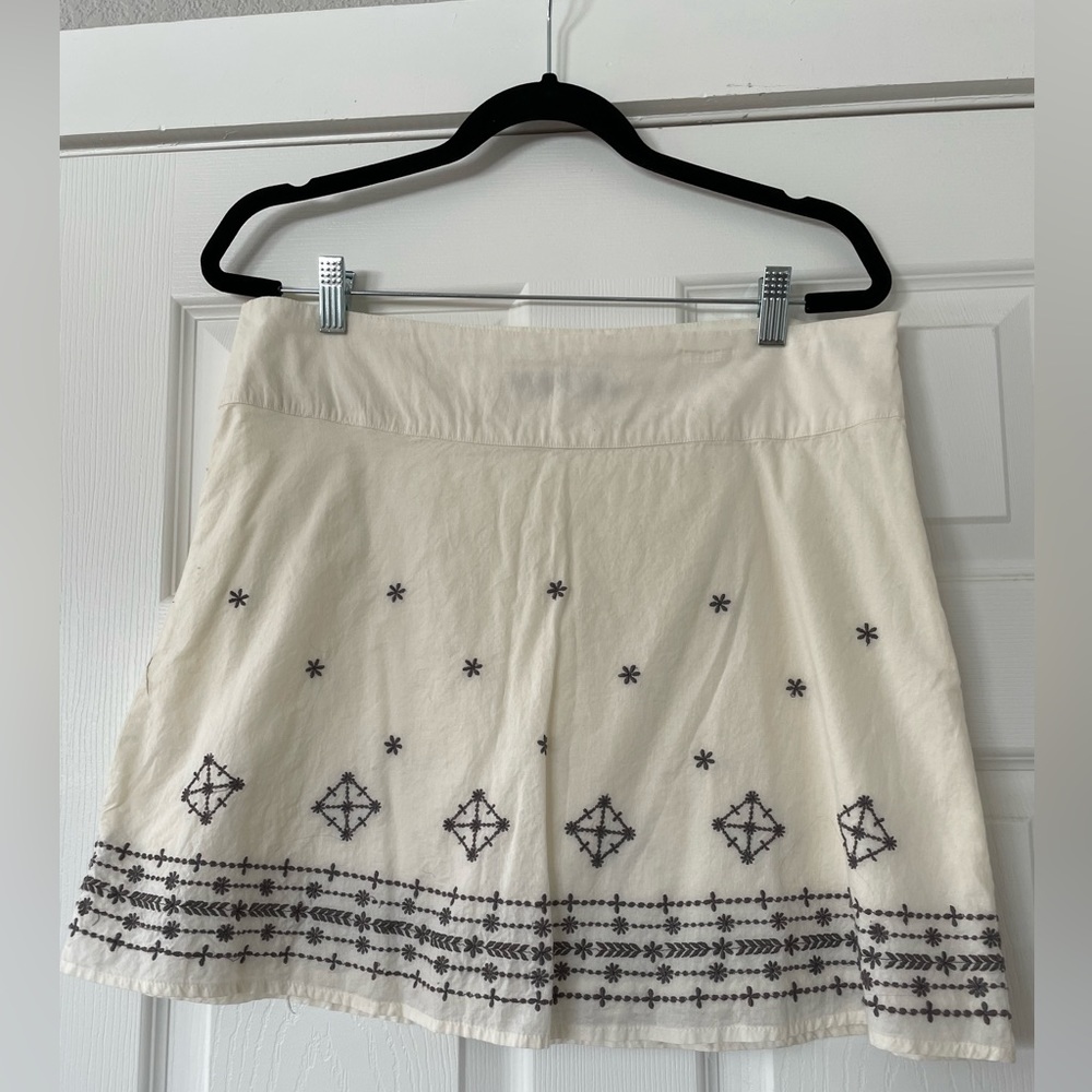 Prana 100% cotton off white skirt with grey embroidery.